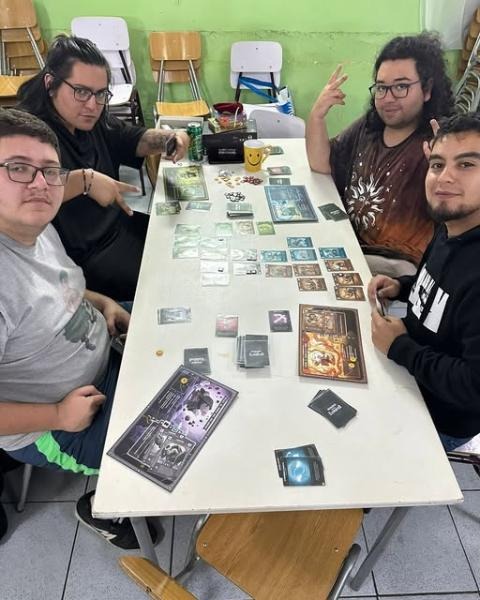 Cuatro personas del club en una partida de cartas