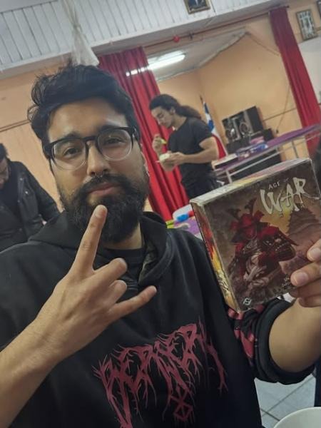 Un socio muestra la caja de un juego en la sede