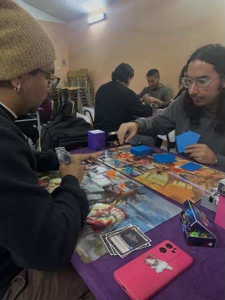 Socios del club jugando en una mesa de la sede